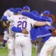 Jugadores de los Mets de Nueva York celebran este martes el triunfo por 7-2 sobre los Filis de Filadelfia que los dejan a un juego de ganar la Serie Divisional de la Liga Nacional. EFE/EPA/SARAH YENESEL