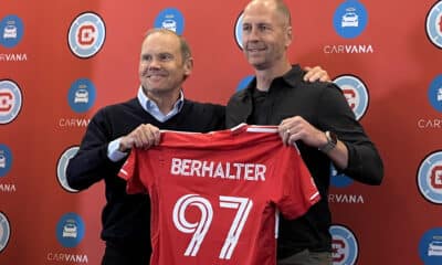 Gregg Berhalter (d), nuevo técnico del Chicago Fire, posa con una camiseta con su nombre junto a Joe Mansueto, dueño del Chicago Fire de la MLS, en Chicago (EE. UU). EFE/Andrea Montolivo