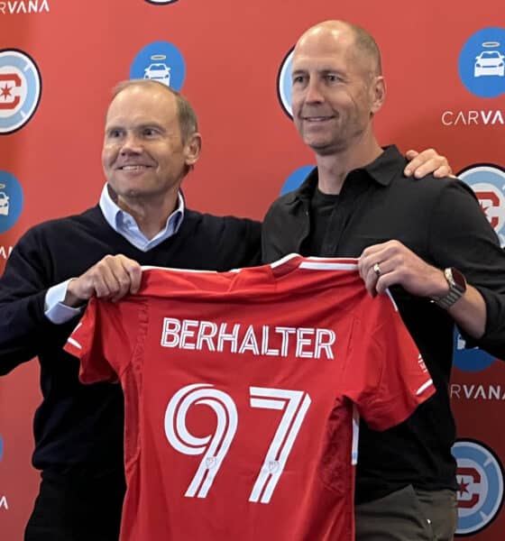 Gregg Berhalter (d), nuevo técnico del Chicago Fire, posa con una camiseta con su nombre junto a Joe Mansueto, dueño del Chicago Fire de la MLS, en Chicago (EE. UU). EFE/Andrea Montolivo