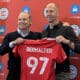 Gregg Berhalter (d), nuevo técnico del Chicago Fire, posa con una camiseta con su nombre junto a Joe Mansueto, dueño del Chicago Fire de la MLS, en Chicago (EE. UU). EFE/Andrea Montolivo