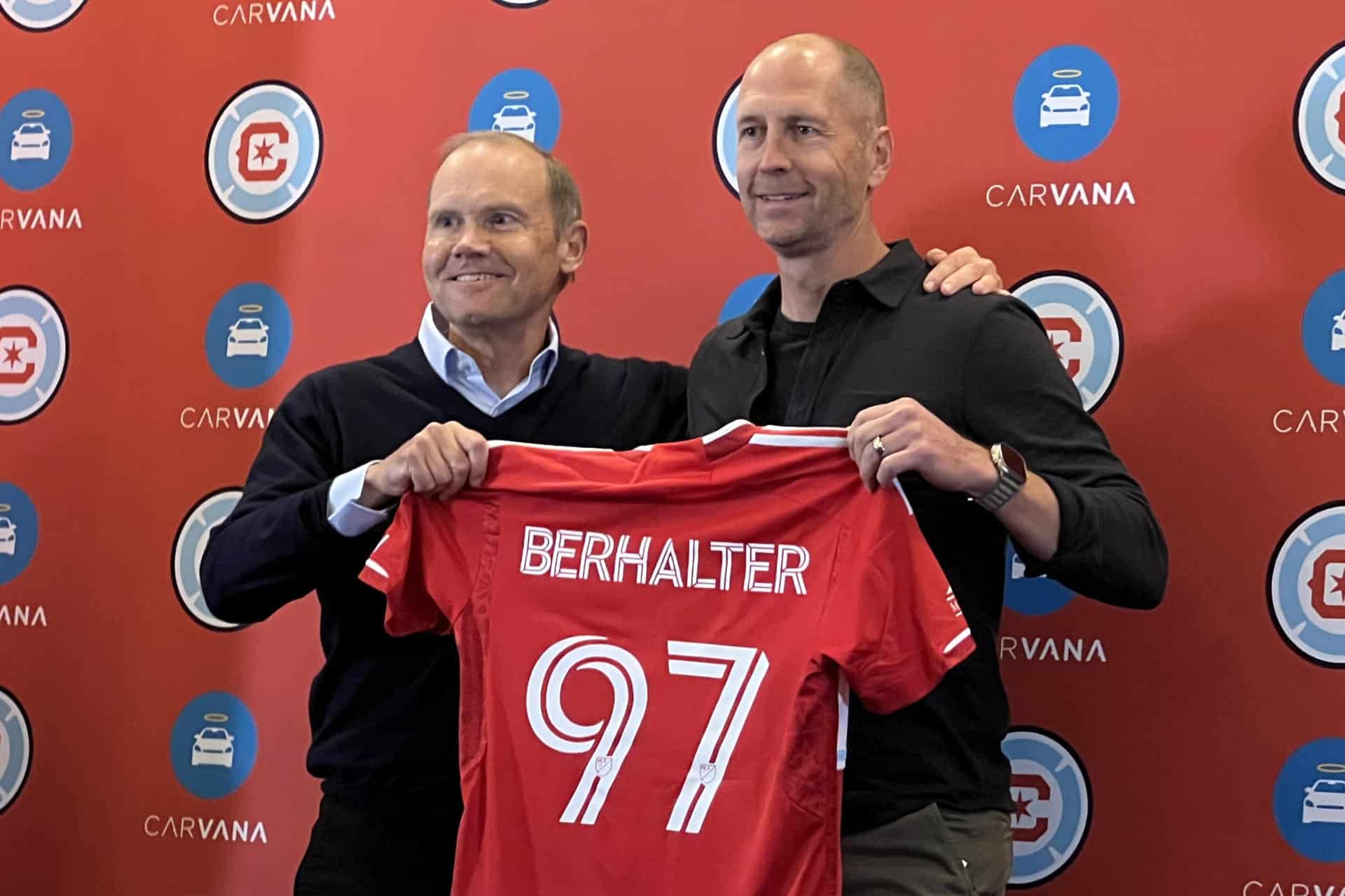 Gregg Berhalter (d), nuevo técnico del Chicago Fire, posa con una camiseta con su nombre junto a Joe Mansueto, dueño del Chicago Fire de la MLS, en Chicago (EE. UU). EFE/Andrea Montolivo