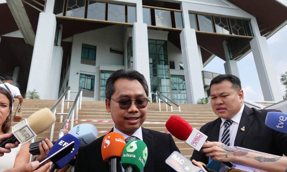 Una fotografía de archivo del abogado de oficio a cargo del caso del español Daniel Sancho, Apirchat Srinual, atiende a los medios en el tribunal de Samui en Tailandia el pasado mayo. EFE/ Sitthipong Charoenjai