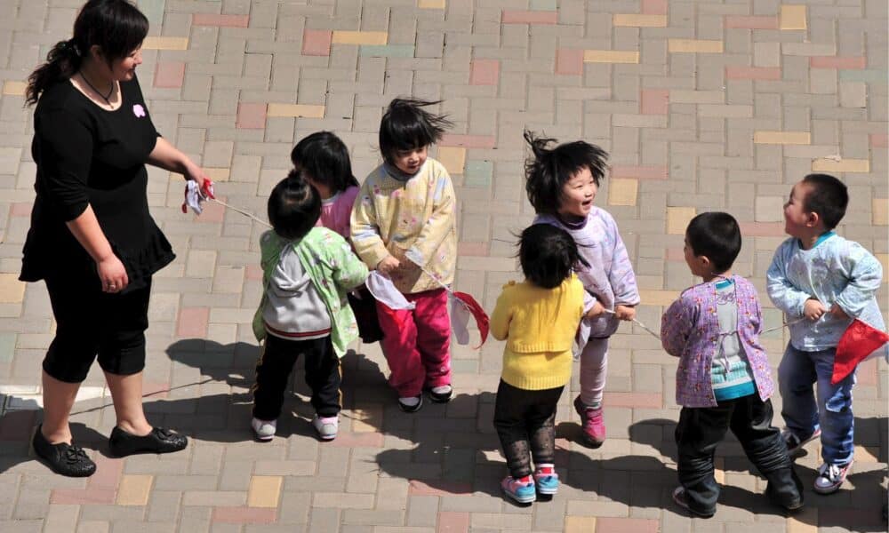 Foto de archivo de una profesora y unos niños en una guardería en Shentang, provincia de Liaoning, China. EFE/MARK