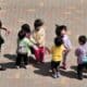 Foto de archivo de una profesora y unos niños en una guardería en Shentang, provincia de Liaoning, China. EFE/MARK