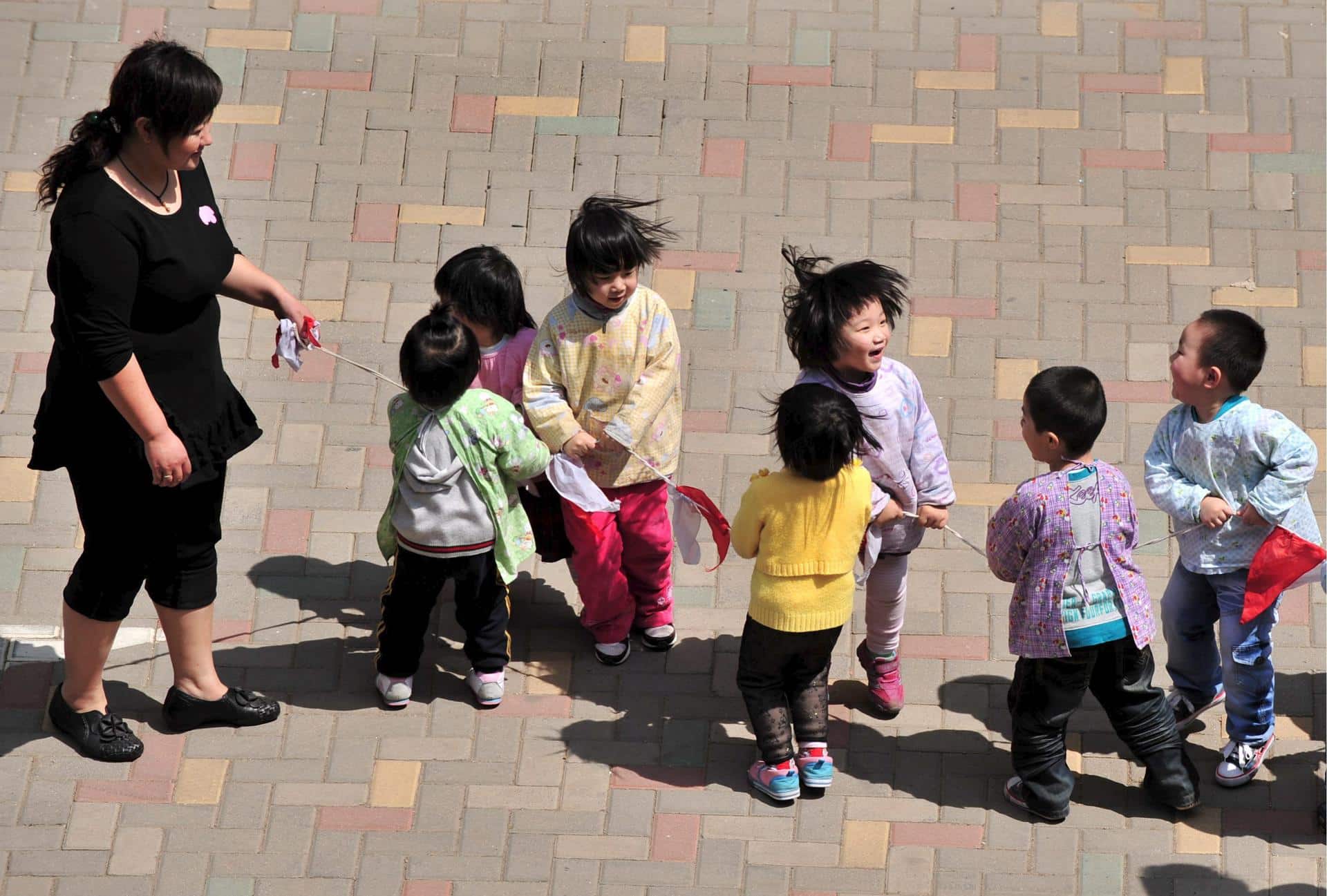 Foto de archivo de una profesora y unos niños en una guardería en Shentang, provincia de Liaoning, China. EFE/MARK