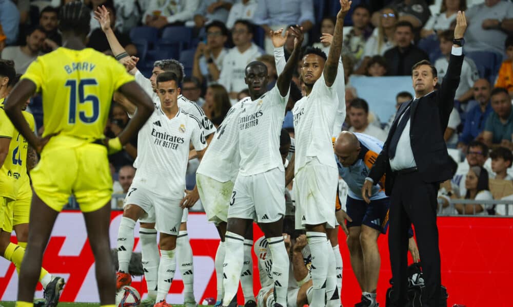 El defensa del Real Madrid Dani Carvajal se lesiona durante el partido de la jornada 9 de Liga que disputaron Real Madrid y Villarreal CF en el estadio Santiago Bernabéu. EFE/Zipi Aragón