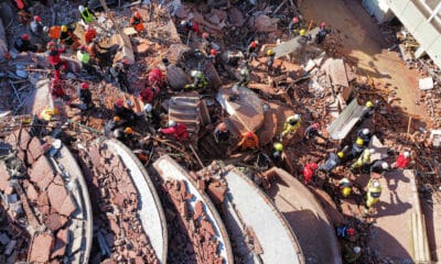 Fotografía aérea que muestra integrantes de los bomberos y grupos de rescate trabajando en la búsqueda de personas entre los escombros del edificio Apartahotel Dubrovnik este miércoles, en el municipio de Villa Gesell, provincia de Buenos Aires (Argentina). EFE/ STR