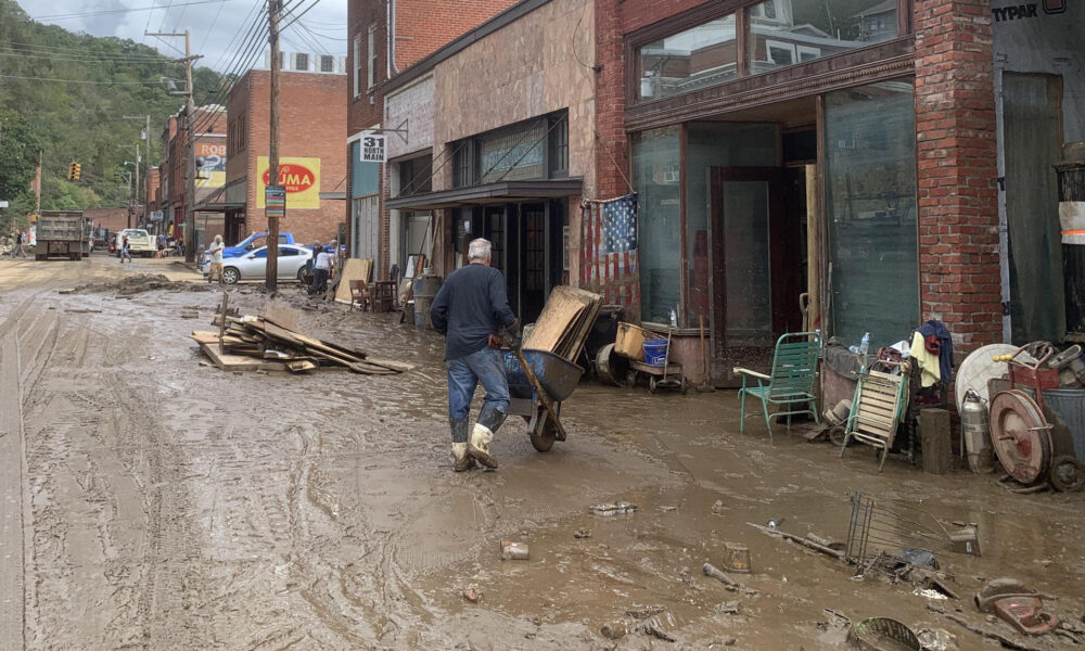 Un hombre camina en medio de una calle afectada por el paso del huracán Helene este martes, en Marshall (Estados Unidos). El devastador paso del huracán Helene por el sur de los Montes Apalaches dejó este fin de semana un rastro de muerte y destrucción, además de cientos de personas desaparecidas y aisladas en las montañas, de quienes se esperan noticias desde hace días. EFE/ Albert Traver