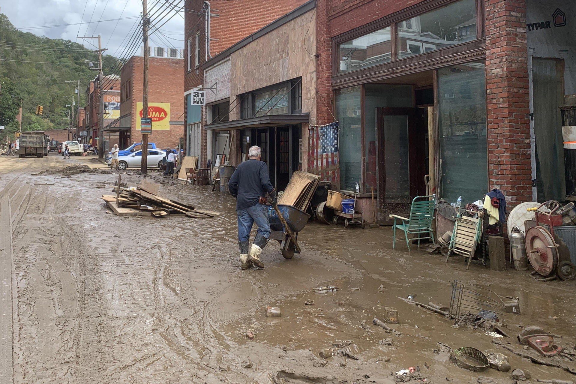 Un hombre camina en medio de una calle afectada por el paso del huracán Helene este martes, en Marshall (Estados Unidos). El devastador paso del huracán Helene por el sur de los Montes Apalaches dejó este fin de semana un rastro de muerte y destrucción, además de cientos de personas desaparecidas y aisladas en las montañas, de quienes se esperan noticias desde hace días. EFE/ Albert Traver