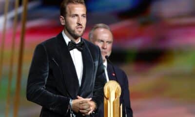 El delantero de la selección inglesa y del Bayern de Múnich Harry Kane recibe el Trofeo Gerd Muller al mejor delantero en la ceremonia del Balón de Oro 2024 en el Teatro du Chatelet en París, Francia, el 28 de octubre de 2024. Kane y el delantero francés Kylian Mbappe son los ganadores conjuntos del trofeo. Mbappe no estuvo presente en la ceremonia. EFE/EPA/MOHAMMED BADRA