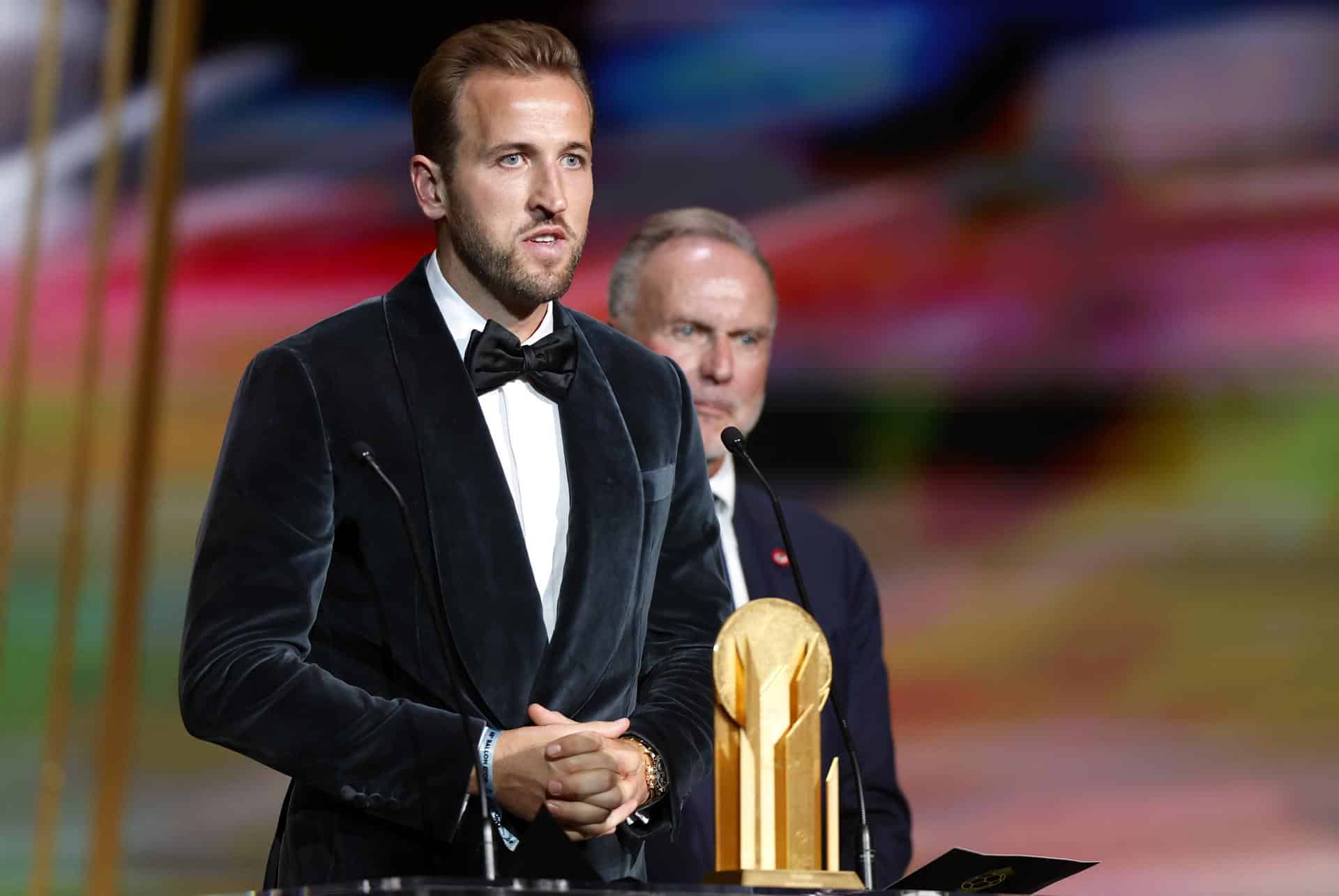 El delantero de la selección inglesa y del Bayern de Múnich Harry Kane recibe el Trofeo Gerd Muller al mejor delantero en la ceremonia del Balón de Oro 2024 en el Teatro du Chatelet en París, Francia, el 28 de octubre de 2024. Kane y el delantero francés Kylian Mbappe son los ganadores conjuntos del trofeo. Mbappe no estuvo presente en la ceremonia. EFE/EPA/MOHAMMED BADRA