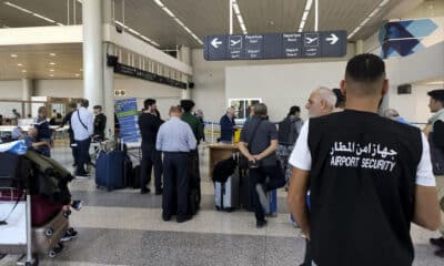 Viajeros en la cola de embarque del aeropuerto de Beirut. EFE/ Carles Grau Sivera