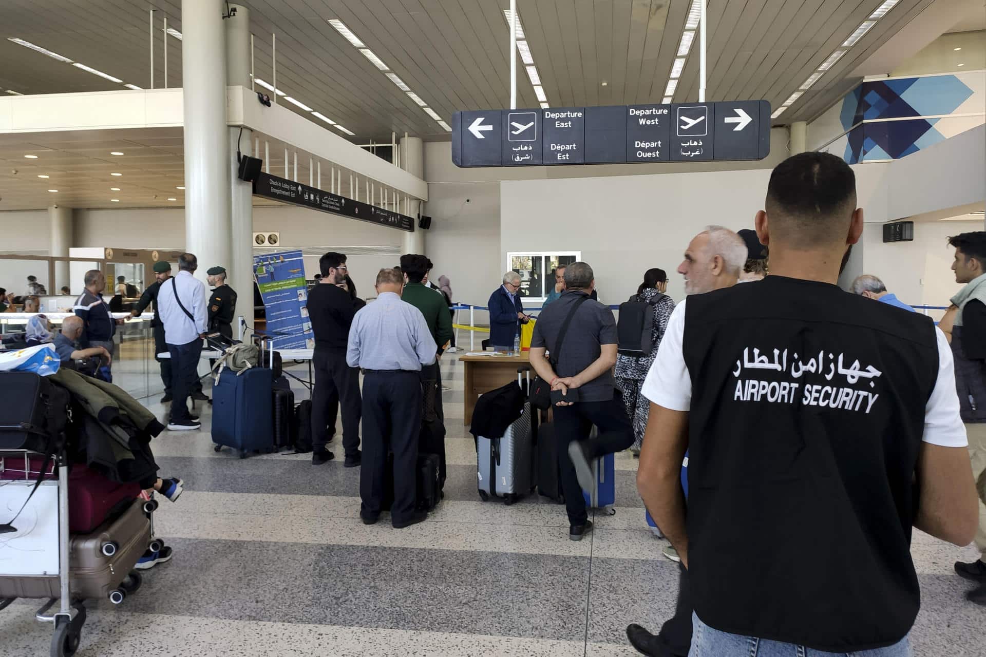 Viajeros en la cola de embarque del aeropuerto de Beirut. EFE/ Carles Grau Sivera