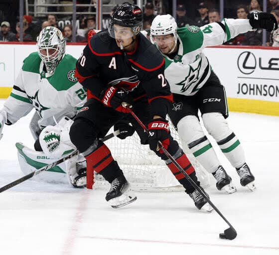 Carolina Hurricanes vencen a Dallas en Raleigh