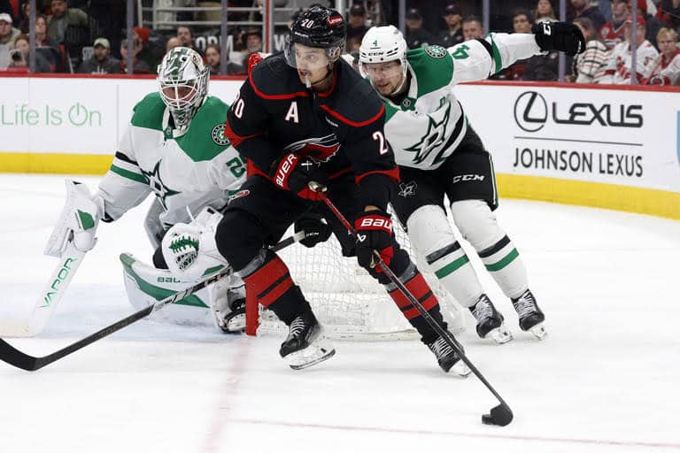 Carolina Hurricanes vencen a Dallas en Raleigh