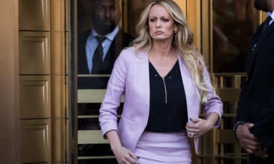 Nueva York, 19 nov (EFE).- La Fiscalía de Manhattan que lleva el caso contra el presidente electo de Estados Unidos, Donald Trump, por pagos irregulares a la exactriz porno Stormy Daniels, informó este martes al juez Juan Merchan, que presidió el juicio, que se opone a que se desestime el caso, pendiente solo de la condena del magistrado, pero sugirió que no rechazará posponerlo mientras el republicano esté en la presidencia. Los argumentos de la Fiscalía son que la elección del pasado 5 de noviembre que ganó Trump y su próxima investidura como presidente del país plantean un nuevo escenario. "A la luz de estos hechos, la defensa pidió a esta Fiscalía en una carta del 8 de noviembre desestimar el caso", señala el escrito de la Fiscalía. La Fiscalía asegura que "piensa oponerse" a esa petición, y pide al juez que fije el 9 de diciembre como nueva fecha para pronunciarse sobre ello. Sin embargo, más adelante la Fiscalía admite que la jura como presidente de Donald Trump como acusado "presentará cuestiones legales sin precedentes", y precisa que "respeta profundamente el cargo de presidente y las obligaciones de la presidencia", lo que los medios de comunicación estadounidenses han interpretado como una admisión de facto de que apoyará posponer el caso mientras dure el mandato de Trump. El juez Juan Merchan aún no se ha pronunciado al respecto, pero se da por hecho que aceptará posponerlo. De inmediato, el equipo de Trump celebró como "una rotunda victoria" la decisión de la fiscalía: "Esta es una victoria rotunda y definitiva para el presidente Trump y el pueblo americano (...) La fiscalía de Manhattan admite que esta caza de brujas no puede continuar", escribió el jefe de comunicaciones del presidente electo, Steven Cheung. "El equipo legal del presidente está actuando para que este caso sea desestimado de una vez por todas", añadió Cheung, en un mensaje hacia el juez Merchan, sometido a una gran presión y que ya tomó una decisión muy favorable a Trump cuando pospuso el caso, originalmente programado para el 17 de septiembre, para una fecha posterior a la elección presidencial. El pasado mayo Trump ya fue declarado culpable de los pagos irregulares a Daniels a cambio de su silencio sobre una relación extramarital, pero aún queda pendiente la resolución del juez sobre cuál será la pena por los 34 delitos de que fue encontrado culpable.