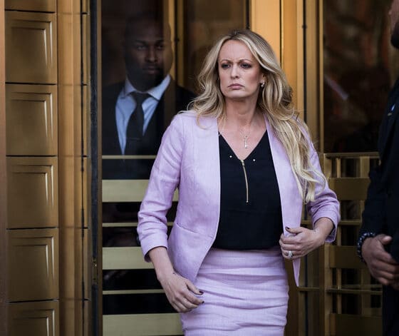 Nueva York, 19 nov (EFE).- La Fiscalía de Manhattan que lleva el caso contra el presidente electo de Estados Unidos, Donald Trump, por pagos irregulares a la exactriz porno Stormy Daniels, informó este martes al juez Juan Merchan, que presidió el juicio, que se opone a que se desestime el caso, pendiente solo de la condena del magistrado, pero sugirió que no rechazará posponerlo mientras el republicano esté en la presidencia. Los argumentos de la Fiscalía son que la elección del pasado 5 de noviembre que ganó Trump y su próxima investidura como presidente del país plantean un nuevo escenario. "A la luz de estos hechos, la defensa pidió a esta Fiscalía en una carta del 8 de noviembre desestimar el caso", señala el escrito de la Fiscalía. La Fiscalía asegura que "piensa oponerse" a esa petición, y pide al juez que fije el 9 de diciembre como nueva fecha para pronunciarse sobre ello. Sin embargo, más adelante la Fiscalía admite que la jura como presidente de Donald Trump como acusado "presentará cuestiones legales sin precedentes", y precisa que "respeta profundamente el cargo de presidente y las obligaciones de la presidencia", lo que los medios de comunicación estadounidenses han interpretado como una admisión de facto de que apoyará posponer el caso mientras dure el mandato de Trump. El juez Juan Merchan aún no se ha pronunciado al respecto, pero se da por hecho que aceptará posponerlo. De inmediato, el equipo de Trump celebró como "una rotunda victoria" la decisión de la fiscalía: "Esta es una victoria rotunda y definitiva para el presidente Trump y el pueblo americano (...) La fiscalía de Manhattan admite que esta caza de brujas no puede continuar", escribió el jefe de comunicaciones del presidente electo, Steven Cheung. "El equipo legal del presidente está actuando para que este caso sea desestimado de una vez por todas", añadió Cheung, en un mensaje hacia el juez Merchan, sometido a una gran presión y que ya tomó una decisión muy favorable a Trump cuando pospuso el caso, originalmente programado para el 17 de septiembre, para una fecha posterior a la elección presidencial. El pasado mayo Trump ya fue declarado culpable de los pagos irregulares a Daniels a cambio de su silencio sobre una relación extramarital, pero aún queda pendiente la resolución del juez sobre cuál será la pena por los 34 delitos de que fue encontrado culpable.