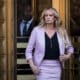 Nueva York, 19 nov (EFE).- La Fiscalía de Manhattan que lleva el caso contra el presidente electo de Estados Unidos, Donald Trump, por pagos irregulares a la exactriz porno Stormy Daniels, informó este martes al juez Juan Merchan, que presidió el juicio, que se opone a que se desestime el caso, pendiente solo de la condena del magistrado, pero sugirió que no rechazará posponerlo mientras el republicano esté en la presidencia. Los argumentos de la Fiscalía son que la elección del pasado 5 de noviembre que ganó Trump y su próxima investidura como presidente del país plantean un nuevo escenario. "A la luz de estos hechos, la defensa pidió a esta Fiscalía en una carta del 8 de noviembre desestimar el caso", señala el escrito de la Fiscalía. La Fiscalía asegura que "piensa oponerse" a esa petición, y pide al juez que fije el 9 de diciembre como nueva fecha para pronunciarse sobre ello. Sin embargo, más adelante la Fiscalía admite que la jura como presidente de Donald Trump como acusado "presentará cuestiones legales sin precedentes", y precisa que "respeta profundamente el cargo de presidente y las obligaciones de la presidencia", lo que los medios de comunicación estadounidenses han interpretado como una admisión de facto de que apoyará posponer el caso mientras dure el mandato de Trump. El juez Juan Merchan aún no se ha pronunciado al respecto, pero se da por hecho que aceptará posponerlo. De inmediato, el equipo de Trump celebró como "una rotunda victoria" la decisión de la fiscalía: "Esta es una victoria rotunda y definitiva para el presidente Trump y el pueblo americano (...) La fiscalía de Manhattan admite que esta caza de brujas no puede continuar", escribió el jefe de comunicaciones del presidente electo, Steven Cheung. "El equipo legal del presidente está actuando para que este caso sea desestimado de una vez por todas", añadió Cheung, en un mensaje hacia el juez Merchan, sometido a una gran presión y que ya tomó una decisión muy favorable a Trump cuando pospuso el caso, originalmente programado para el 17 de septiembre, para una fecha posterior a la elección presidencial. El pasado mayo Trump ya fue declarado culpable de los pagos irregulares a Daniels a cambio de su silencio sobre una relación extramarital, pero aún queda pendiente la resolución del juez sobre cuál será la pena por los 34 delitos de que fue encontrado culpable.