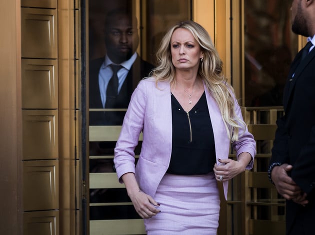 Nueva York, 19 nov (EFE).- La Fiscalía de Manhattan que lleva el caso contra el presidente electo de Estados Unidos, Donald Trump, por pagos irregulares a la exactriz porno Stormy Daniels, informó este martes al juez Juan Merchan, que presidió el juicio, que se opone a que se desestime el caso, pendiente solo de la condena del magistrado, pero sugirió que no rechazará posponerlo mientras el republicano esté en la presidencia. Los argumentos de la Fiscalía son que la elección del pasado 5 de noviembre que ganó Trump y su próxima investidura como presidente del país plantean un nuevo escenario. "A la luz de estos hechos, la defensa pidió a esta Fiscalía en una carta del 8 de noviembre desestimar el caso", señala el escrito de la Fiscalía. La Fiscalía asegura que "piensa oponerse" a esa petición, y pide al juez que fije el 9 de diciembre como nueva fecha para pronunciarse sobre ello. Sin embargo, más adelante la Fiscalía admite que la jura como presidente de Donald Trump como acusado "presentará cuestiones legales sin precedentes", y precisa que "respeta profundamente el cargo de presidente y las obligaciones de la presidencia", lo que los medios de comunicación estadounidenses han interpretado como una admisión de facto de que apoyará posponer el caso mientras dure el mandato de Trump. El juez Juan Merchan aún no se ha pronunciado al respecto, pero se da por hecho que aceptará posponerlo. De inmediato, el equipo de Trump celebró como "una rotunda victoria" la decisión de la fiscalía: "Esta es una victoria rotunda y definitiva para el presidente Trump y el pueblo americano (...) La fiscalía de Manhattan admite que esta caza de brujas no puede continuar", escribió el jefe de comunicaciones del presidente electo, Steven Cheung. "El equipo legal del presidente está actuando para que este caso sea desestimado de una vez por todas", añadió Cheung, en un mensaje hacia el juez Merchan, sometido a una gran presión y que ya tomó una decisión muy favorable a Trump cuando pospuso el caso, originalmente programado para el 17 de septiembre, para una fecha posterior a la elección presidencial. El pasado mayo Trump ya fue declarado culpable de los pagos irregulares a Daniels a cambio de su silencio sobre una relación extramarital, pero aún queda pendiente la resolución del juez sobre cuál será la pena por los 34 delitos de que fue encontrado culpable.