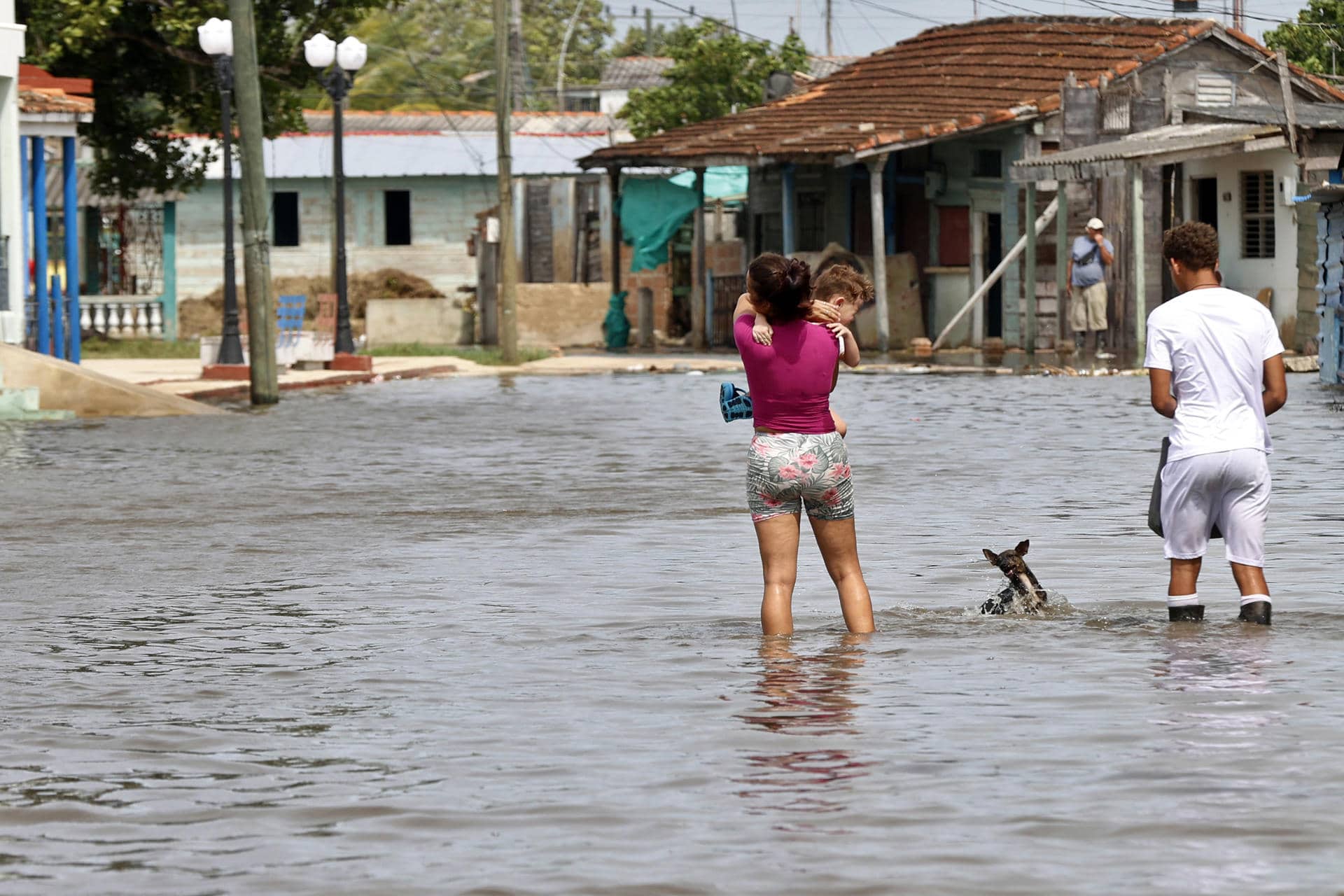 Fotografía de archivo del 29 de octubre de 2024 en donde personas caminan por una calle afectada por las inundaciones, en Batabanó (Cuba). EFE/ Ernesto Mastrascusa