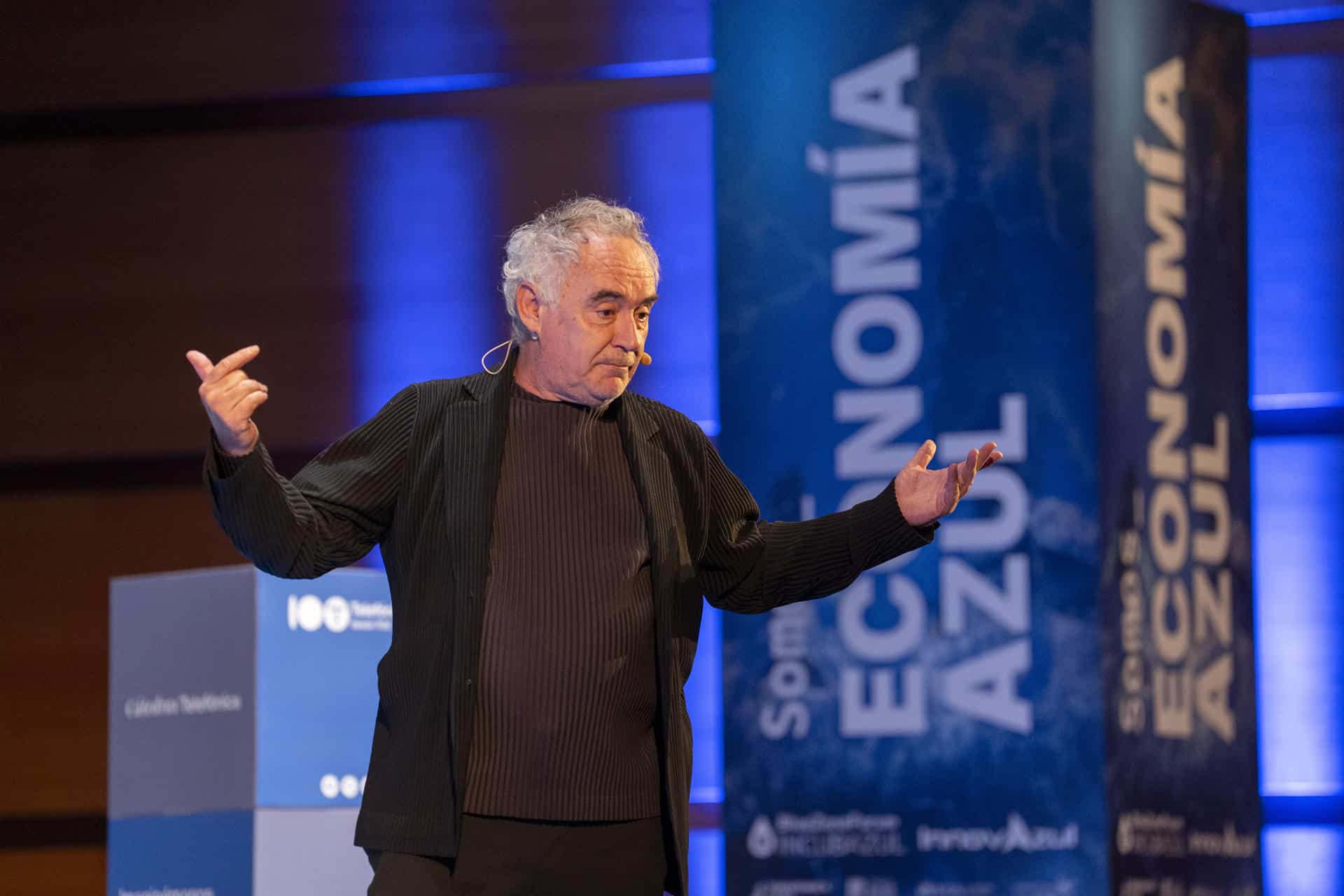 El cocinero Ferrán Adriá durante su intervención en el Blue Zone Forum - Innovazul 2024, encuentro sobre economía azul promovido por la Zona Franca y la Universidad de Cádiz, que se desarrolla en el Palacio de Congresos de Cádiz. EFE/ Román Ríos