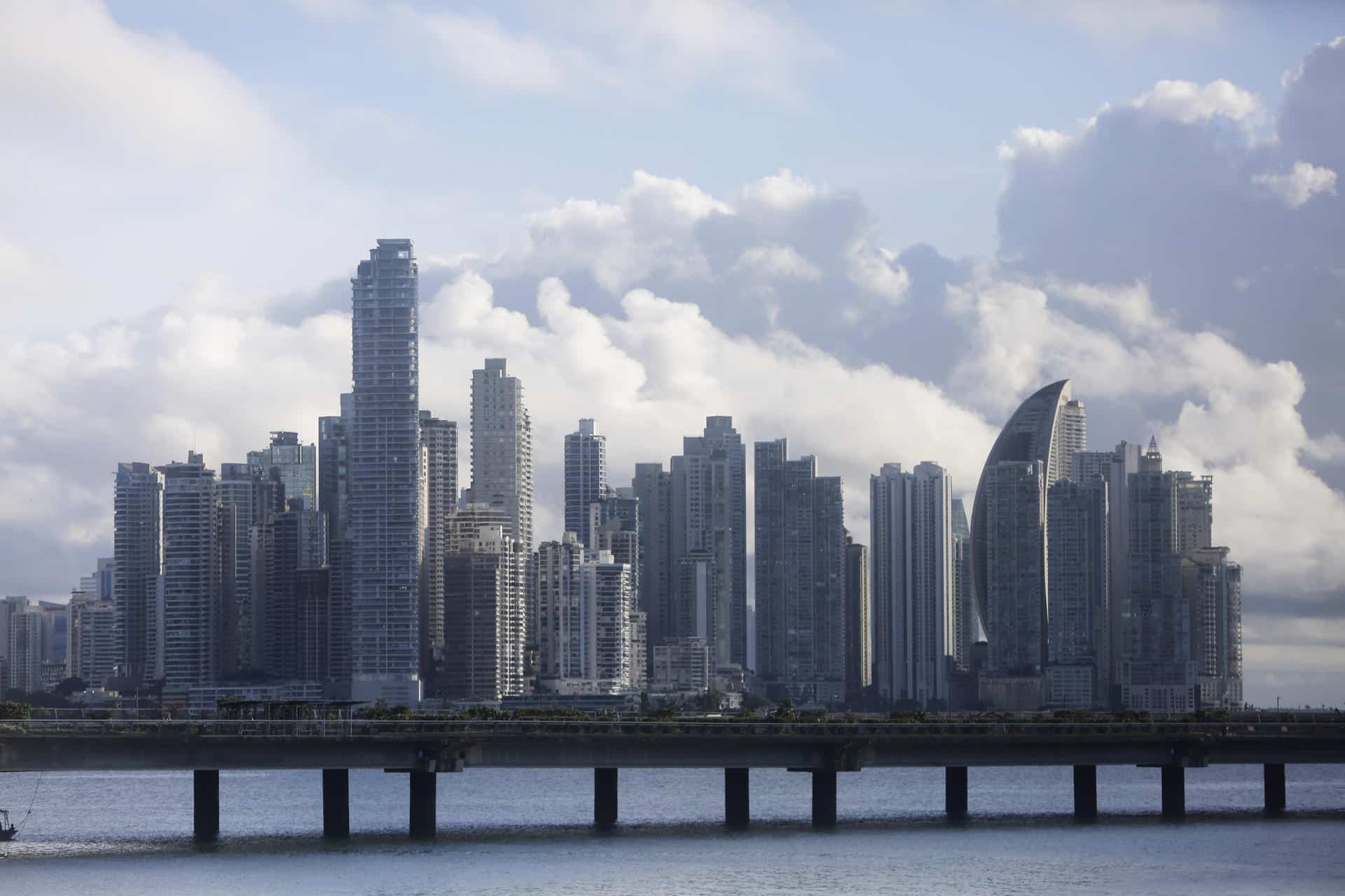 Fotografía de archivo que muestra una panorámica de Ciudad de Panamá (Panamá). EFE/ Carlos Lemos