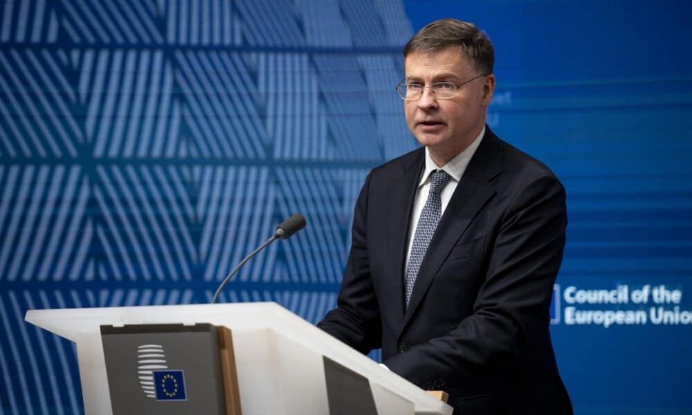 El vicepresidente de la Comisión Europea, Valdis Dombrovskis, en la rueda de prensa posterior al Ecofin de este martes en Bruselas. EFE/EPA/BOGLARKA BODNAR HUNGARY OUT