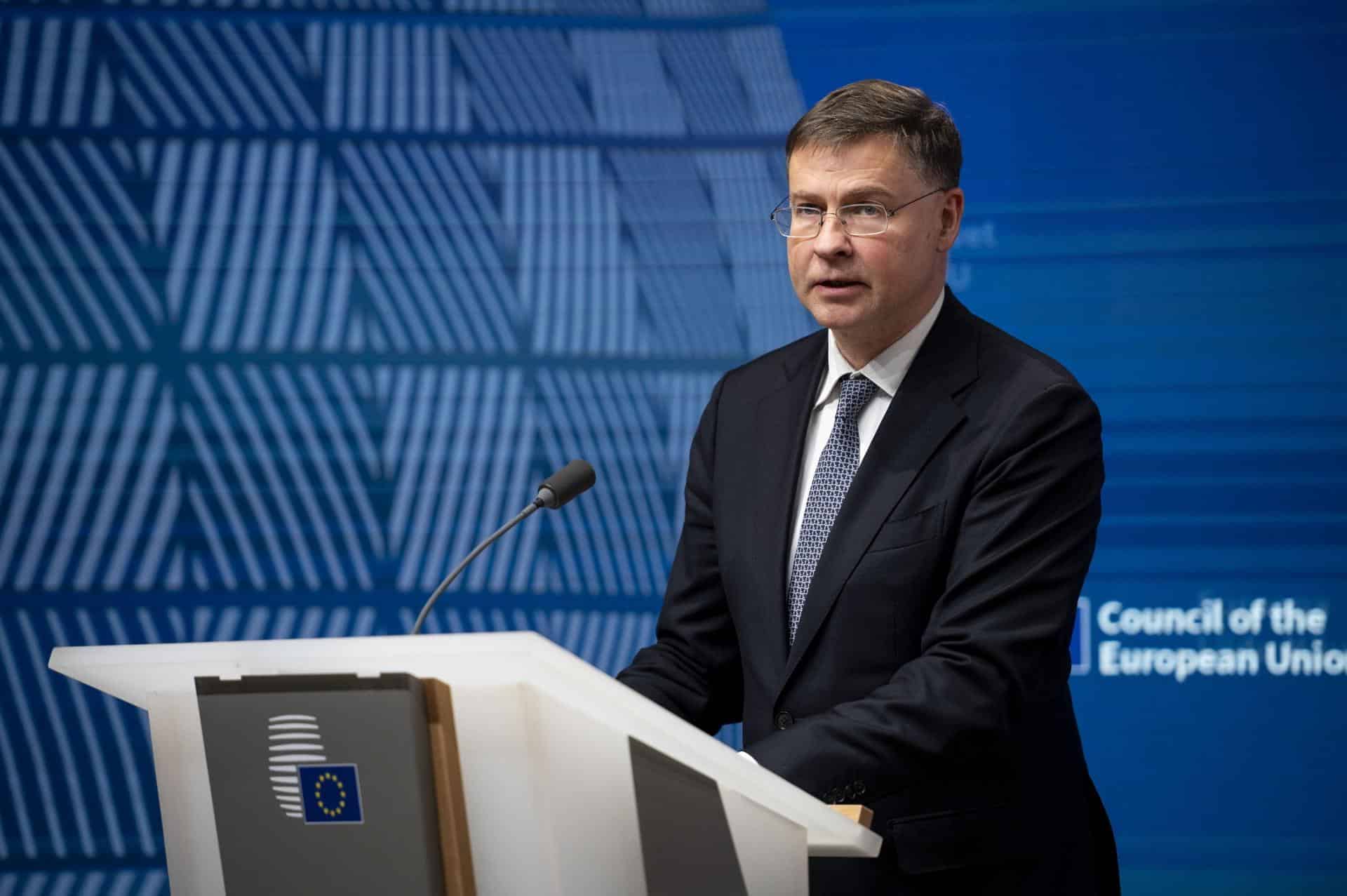 El vicepresidente de la Comisión Europea, Valdis Dombrovskis, en la rueda de prensa posterior al Ecofin de este martes en Bruselas. EFE/EPA/BOGLARKA BODNAR HUNGARY OUT