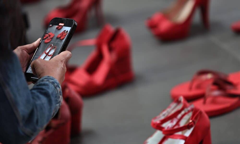 Una persona toma fotos en la exposición 'Zapatos Rojos' de la artista mexicana Elina Chauvet este jueves, en Ciudad de México (México). EFE/Sáshenka Gutiérrez