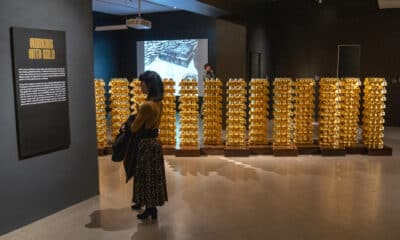 Una mujer asiste a la exposición 'Solid Gold' ('Oro sólido') este 13 de noviembre de 2024, en el Museo de Brooklyn en Nueva York (Estados Unidos). EFE/ Ángel Colmenares