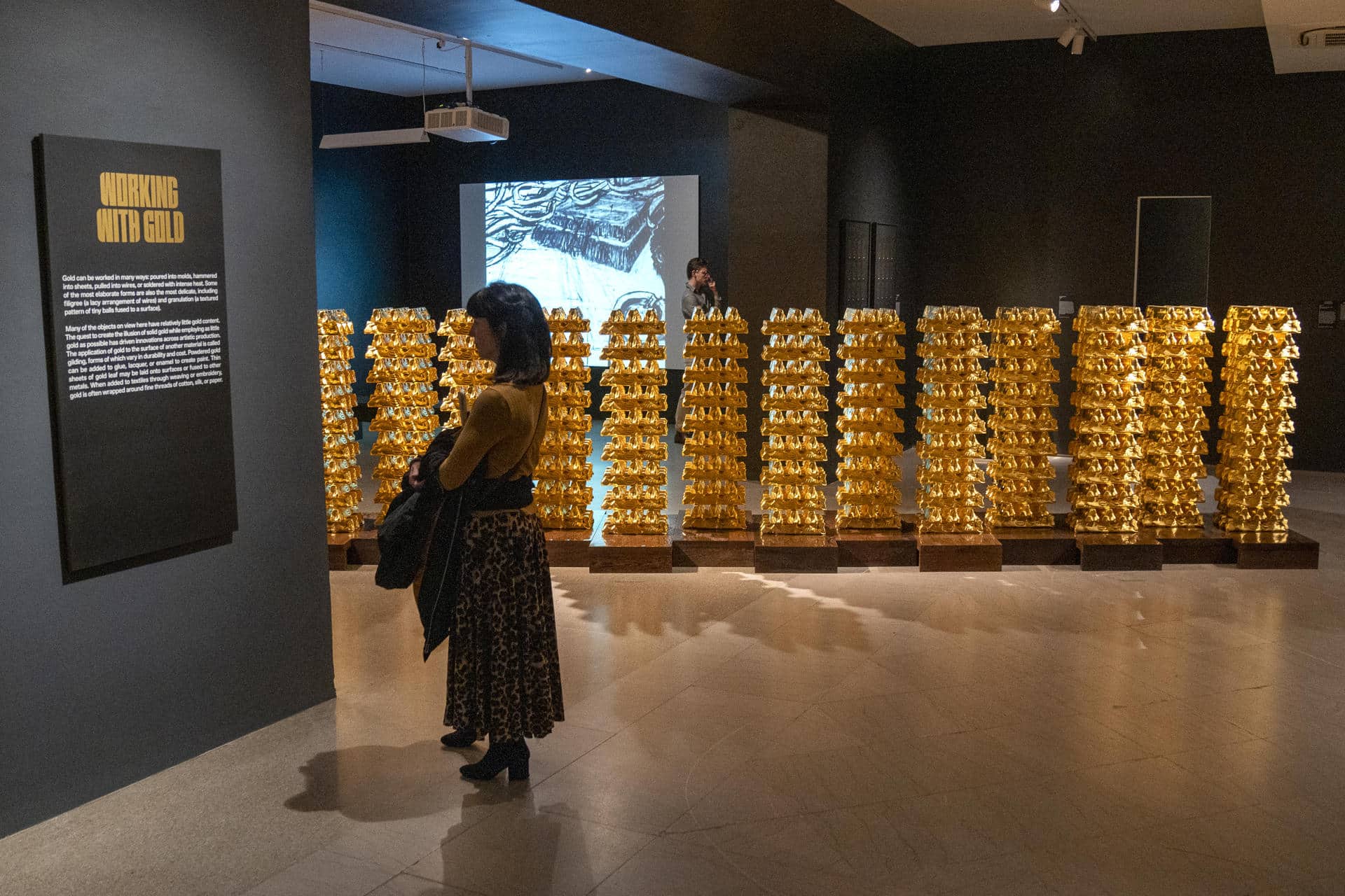 Una mujer asiste a la exposición 'Solid Gold' ('Oro sólido') este 13 de noviembre de 2024, en el Museo de Brooklyn en Nueva York (Estados Unidos). EFE/ Ángel Colmenares