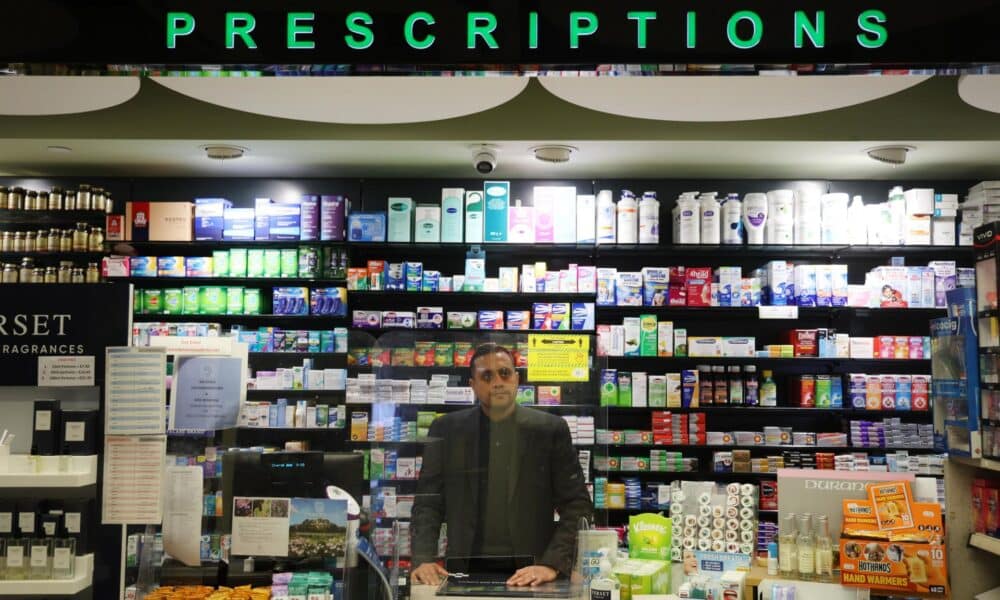 Foto de archivo de un farmacéutico en una farmacia de Londres. EFE/EPA/ANDY RAIN