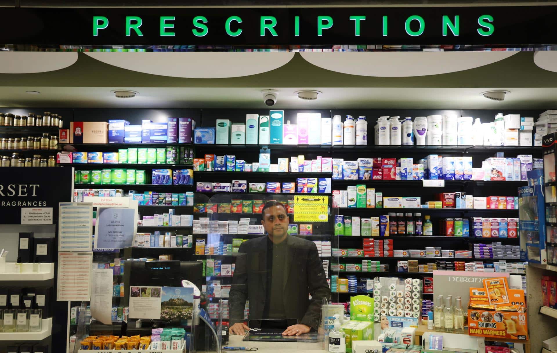 Foto de archivo de un farmacéutico en una farmacia de Londres. EFE/EPA/ANDY RAIN