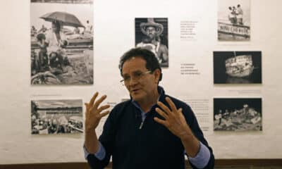 Fotografía de archivo del 2 de noviembre de 2024 del fotoperiodista Jesús Abad Colorado hablando durante una entrevista con EFE, en Bogotá (Colombia). EFE/ Mauricio Dueñas Castañeda ARCHIVO