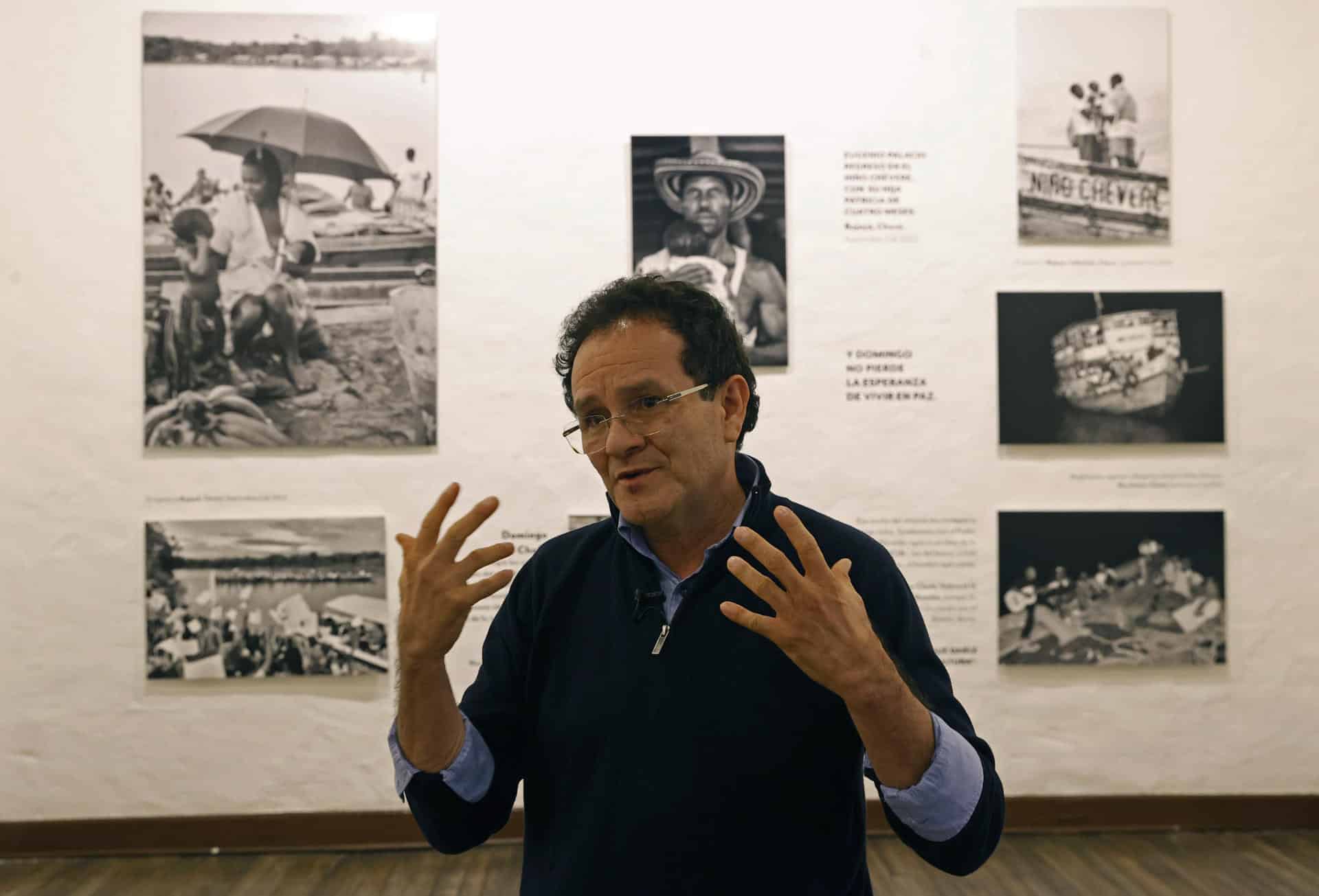 Fotografía de archivo del 2 de noviembre de 2024 del fotoperiodista Jesús Abad Colorado hablando durante una entrevista con EFE, en Bogotá (Colombia). EFE/ Mauricio Dueñas Castañeda ARCHIVO