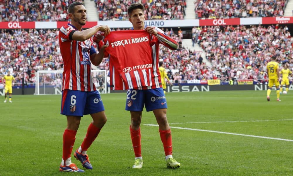 El centrocampista del Atlético de Madrid Giuliano Simeone (d) dedica a las víctimas de la dana de Valencia su gol ante Las Palmas durante el partido de Liga disputado este domingo en el Metropolitano. EFE/Chema Moya