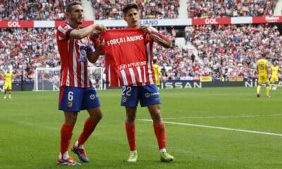 El centrocampista del Atlético de Madrid Giuliano Simeone (d) dedica a las víctimas de la dana de Valencia su gol ante Las Palmas durante el partido de Liga disputado este domingo en el Metropolitano. EFE/Chema Moya