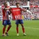 El centrocampista del Atlético de Madrid Giuliano Simeone (d) dedica a las víctimas de la dana de Valencia su gol ante Las Palmas durante el partido de Liga disputado este domingo en el Metropolitano. EFE/Chema Moya