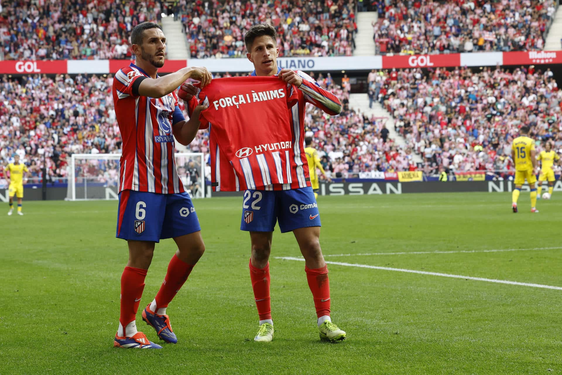 El centrocampista del Atlético de Madrid Giuliano Simeone (d) dedica a las víctimas de la dana de Valencia su gol ante Las Palmas durante el partido de Liga disputado este domingo en el Metropolitano. EFE/Chema Moya