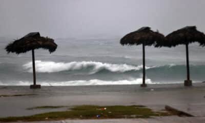 Fotografía donde se observa el oleaje en una zona de playa, en La Habana (Cuba).EFE/ Ernesto Mastrascusa