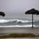 Fotografía donde se observa el oleaje en una zona de playa, en La Habana (Cuba).EFE/ Ernesto Mastrascusa