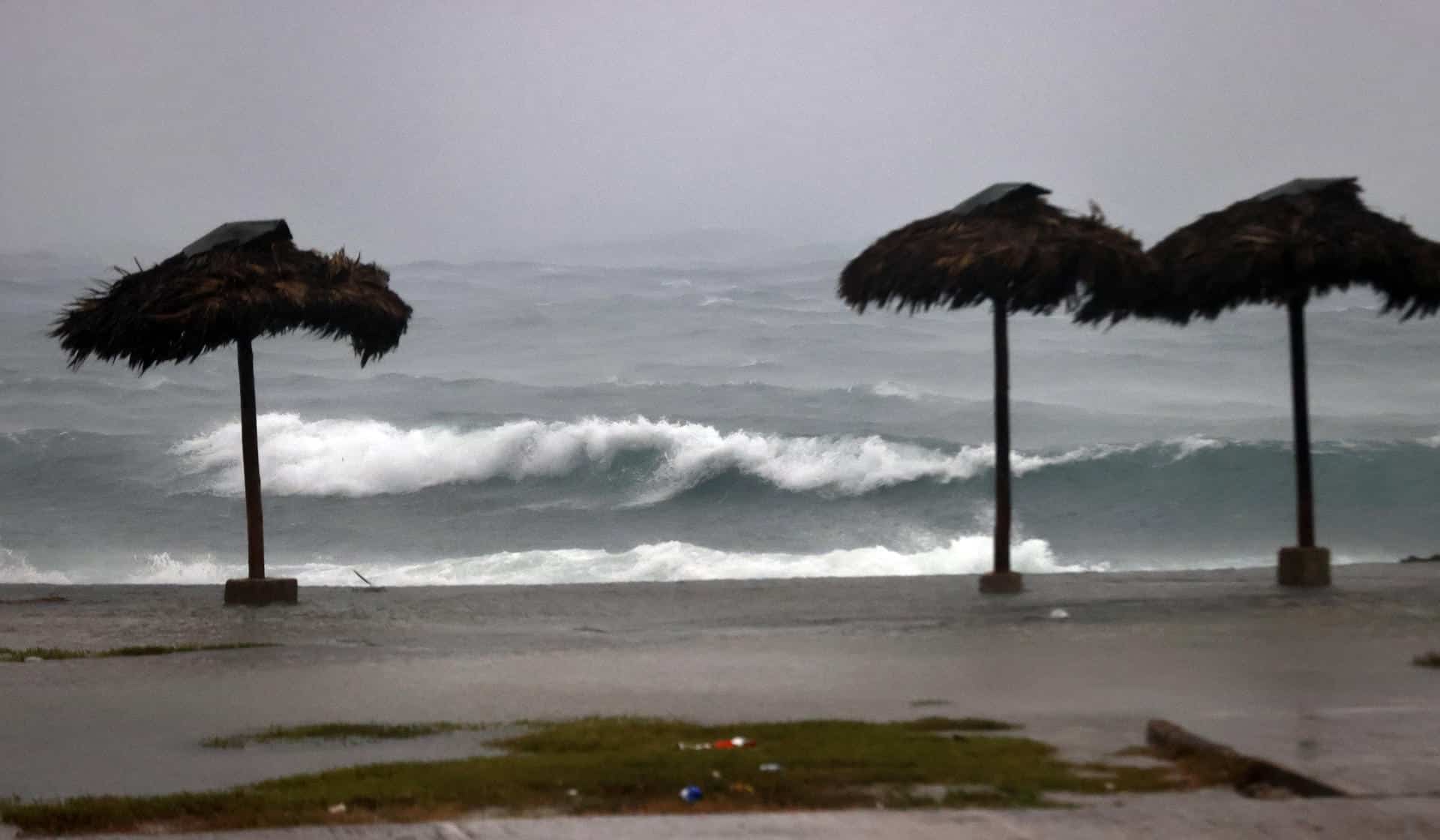 Fotografía donde se observa el oleaje en una zona de playa, en La Habana (Cuba).EFE/ Ernesto Mastrascusa