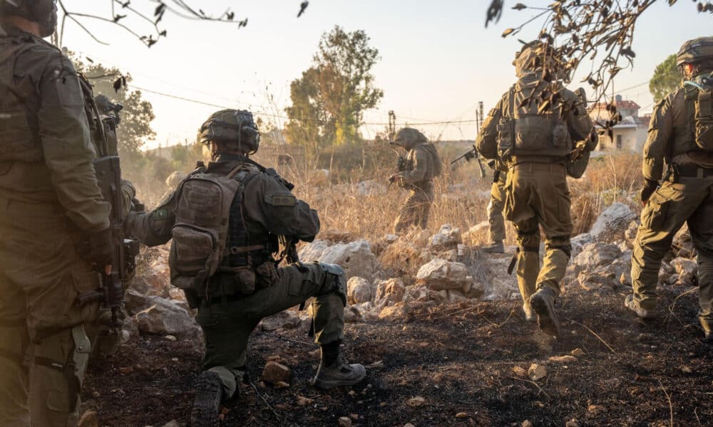 Vista de una operación militar del ejército israelí en territorio libanés. El Ejército israelí anunció este miércoles la muerte del comandante del grupo chií Hizbulá para la región de Jiyam, al que identificó como Husáin Abd al Halim Harb, mientras prosigue con su ofensiva en el sur de Líbano. EFE/Ejército israelí / SOLO USO EDITORIAL/SOLO DISPONIBLE PARA ILUSTRAR LA NOTICIA QUE ACOMPAÑA (CRÉDITO OBLIGATORIO)