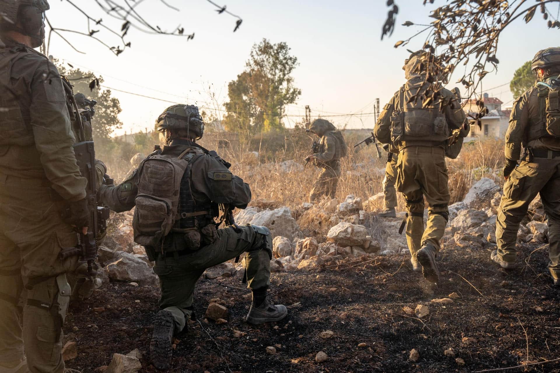 Vista de una operación militar del ejército israelí en territorio libanés. El Ejército israelí anunció este miércoles la muerte del comandante del grupo chií Hizbulá para la región de Jiyam, al que identificó como Husáin Abd al Halim Harb, mientras prosigue con su ofensiva en el sur de Líbano. EFE/Ejército israelí / SOLO USO EDITORIAL/SOLO DISPONIBLE PARA ILUSTRAR LA NOTICIA QUE ACOMPAÑA (CRÉDITO OBLIGATORIO)