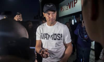 El tenista Rafa Nadal firma autógrafos a su llegada este jueves, al aeropuerto de Málaga (Andalucía) donde disputará la Copa Davis que comenzará el próximo día 19. EFE/ Daniel Pérez