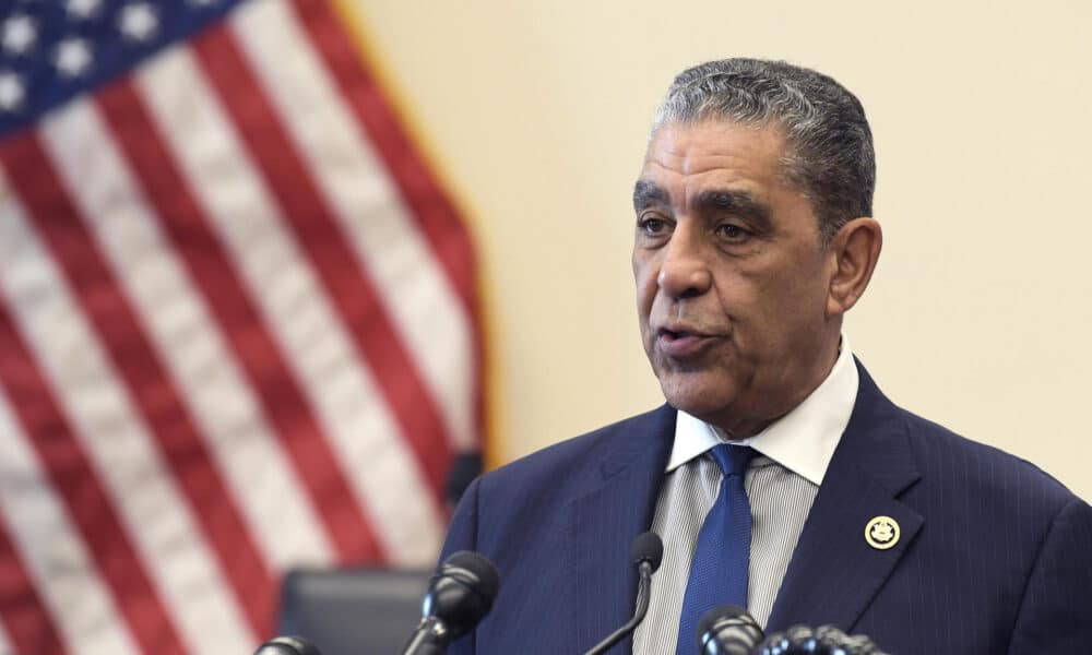 El congresista demócrata por Nueva York, Adriano Espaillat, habla en una rueda de prensa en el edificio Rayburn del Capitolio en Washington (EE. UU). Archivo. EFE/Lenin Nolly