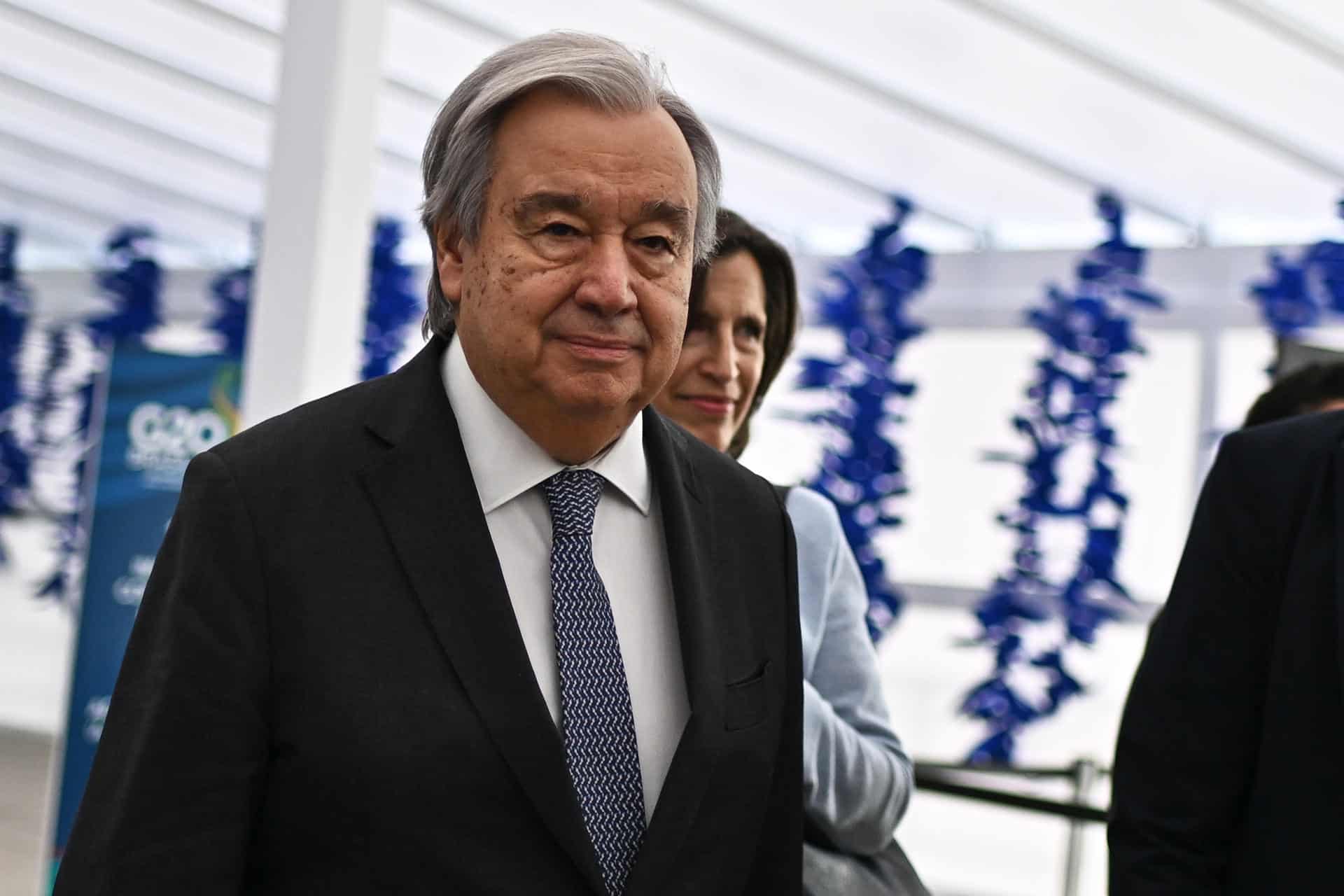 El secretario general de las Naciones Unidas (ONU), António Guterres, llega a una conferencia de prensa en el centro de medios del G20, este domingo en Rio de Janeiro (Brasil). EFE/ Andre Borges