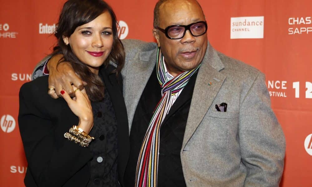 Imagen de archivo de la actriz estadounidense Rashida Jones abrazada a su padre, Quincy Jones. EFE/George Frey