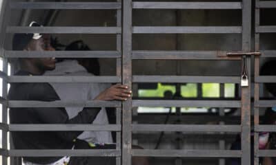 Fotografía de archivo que muestra a haitianos detenidos en redadas de autoridades migratorias y son trasladados al centro de recepción de migrantes en Haina (República Dominicana). EFE/Orlando Barría