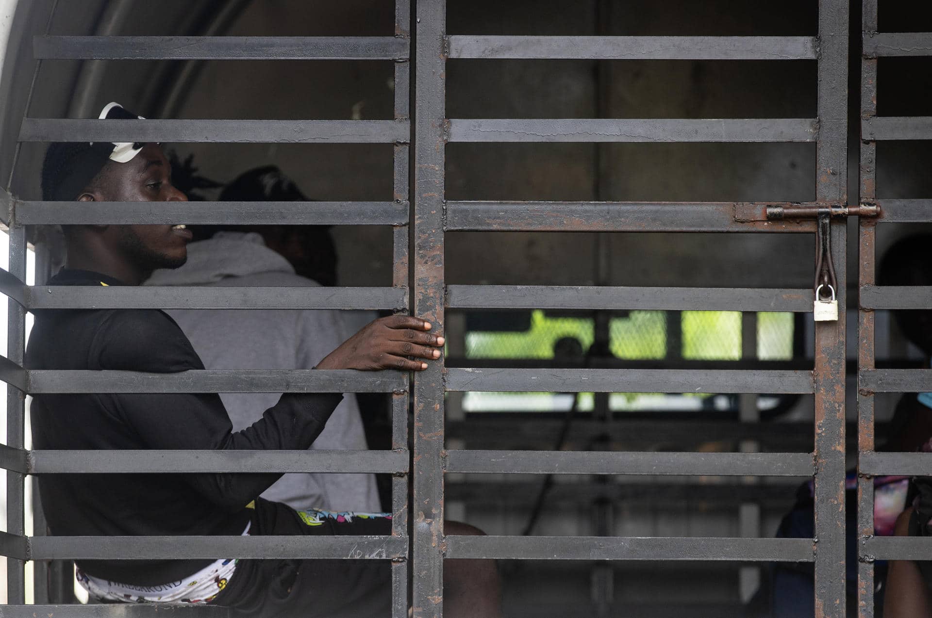 Fotografía de archivo que muestra a haitianos detenidos en redadas de autoridades migratorias y son trasladados al centro de recepción de migrantes en Haina (República Dominicana). EFE/Orlando Barría